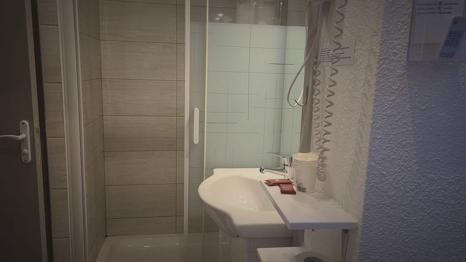Double Room, Ensuite, Mountain View | Blackout drapes, free WiFi