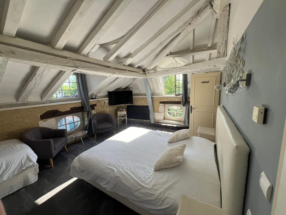 Triple Room | In-room safe, individually decorated, individually furnished, desk