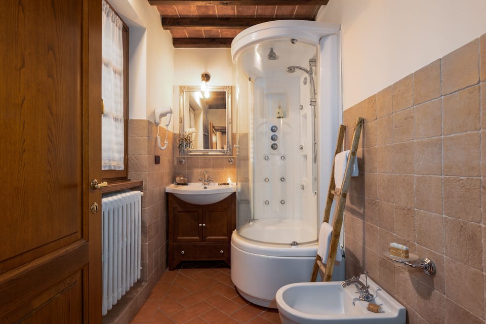 Romantic Double Room, 1 Queen Bed, Hot Tub, Ground Floor | Bathroom | Shower, free toiletries, hair dryer, slippers