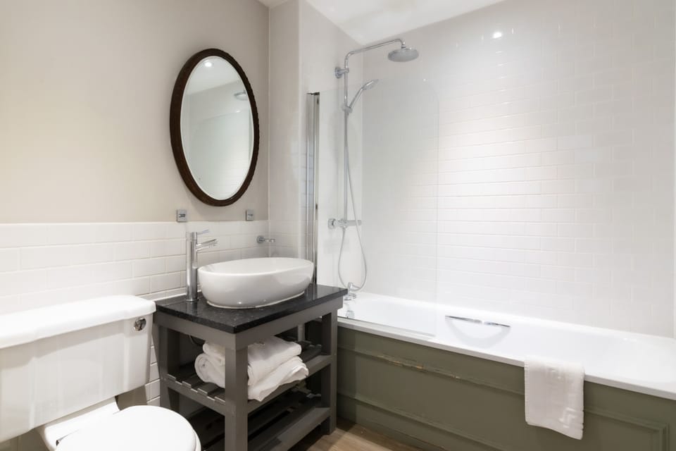 Superior Room | Bathroom | Shower, free toiletries, hair dryer, towels