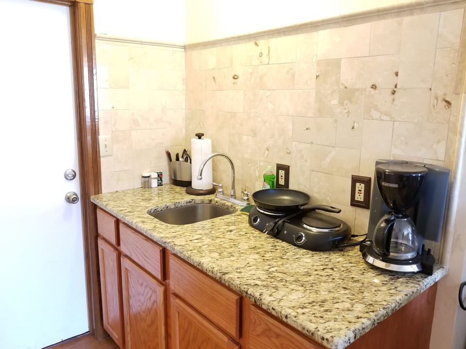 Basic Studio Suite, 1 Queen Bed, Kitchenette | Private kitchenette | Fridge, microwave, coffee/tea maker, cookware/dishes/utensils