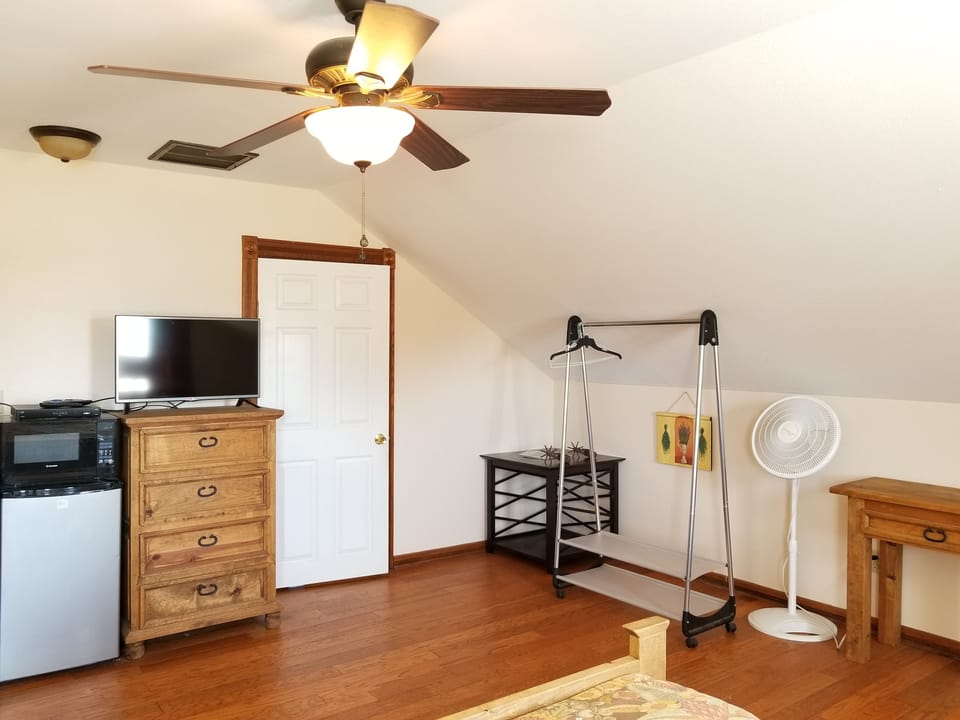 Basic Studio Suite, 1 Queen Bed, Kitchenette | 1 bedroom, individually decorated, individually furnished