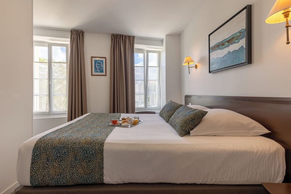 Standard Room | Desk, laptop workspace, blackout drapes, soundproofing