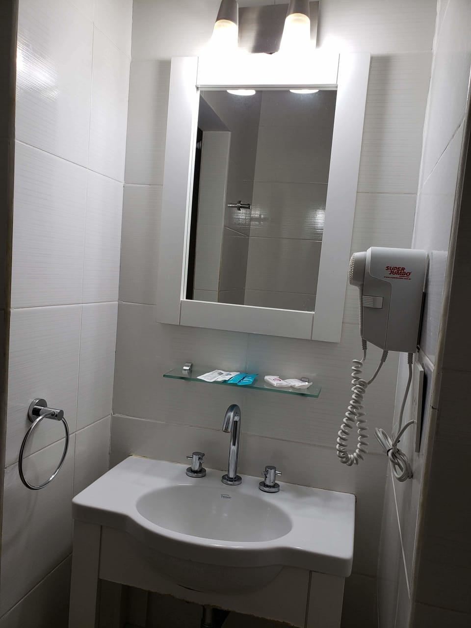 Standard Triple Room | Bathroom | Shower, rainfall showerhead, free toiletries, hair dryer