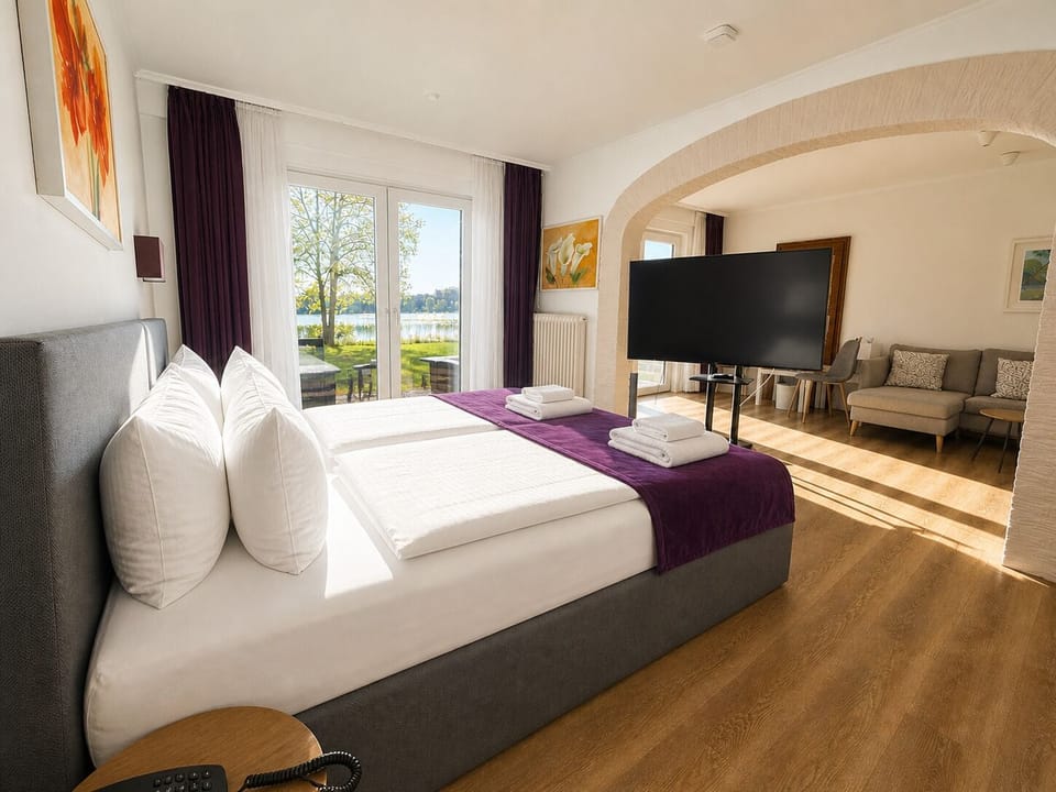 Suite | Minibar, in-room safe, desk, laptop workspace