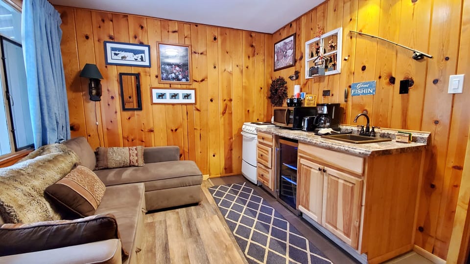 River Lodge Queen Suite | Private kitchen | Microwave, coffee/tea maker, toaster, highchair