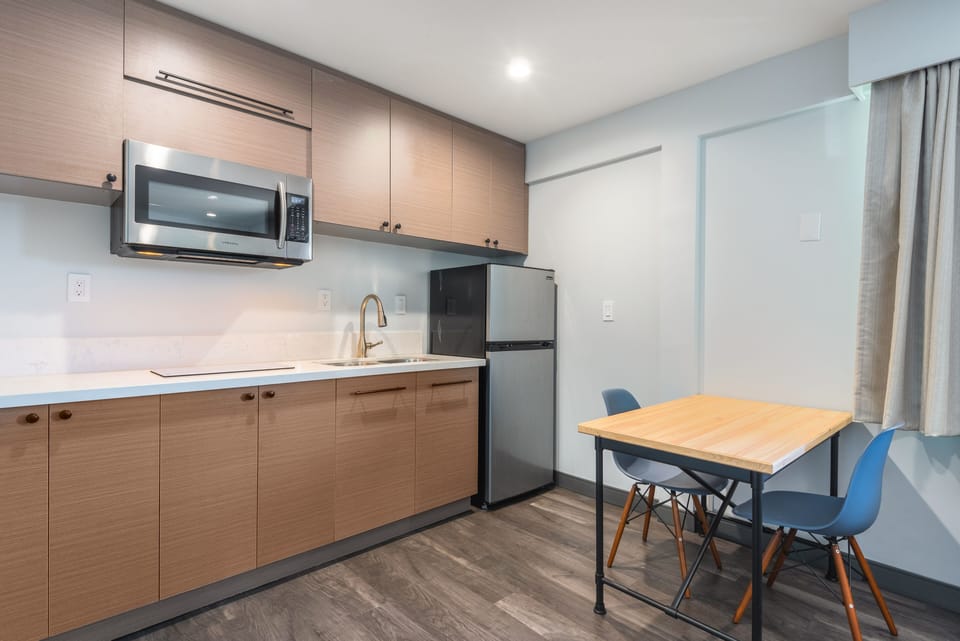 Room, Kitchenette | Private kitchen | Microwave
