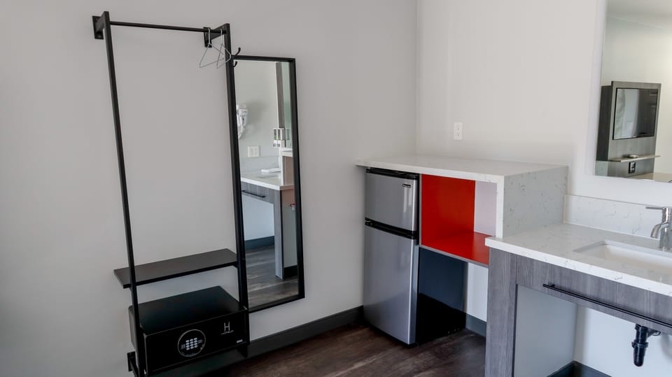 Room, 1 King Bed | Safe
