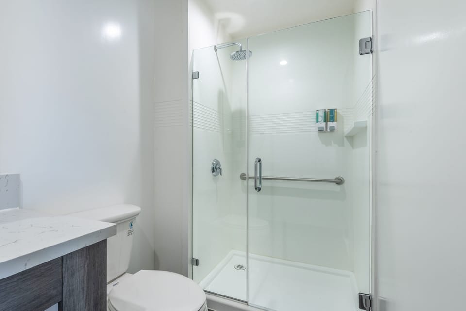Room, Kitchenette | Bathroom | Shower, rainfall showerhead, hair dryer, towels