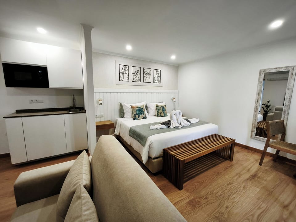Studio Suite, Patio, Sea View | Bathroom | Shower, rainfall showerhead, free toiletries, hair dryer