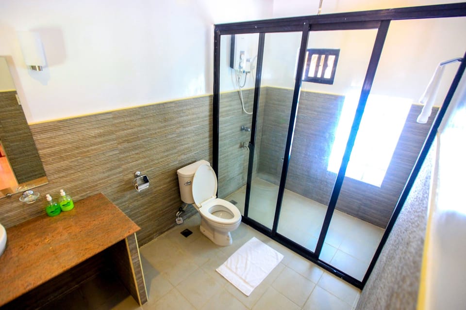 Cottage Room | Bathroom | Shower, free toiletries, hair dryer, towels