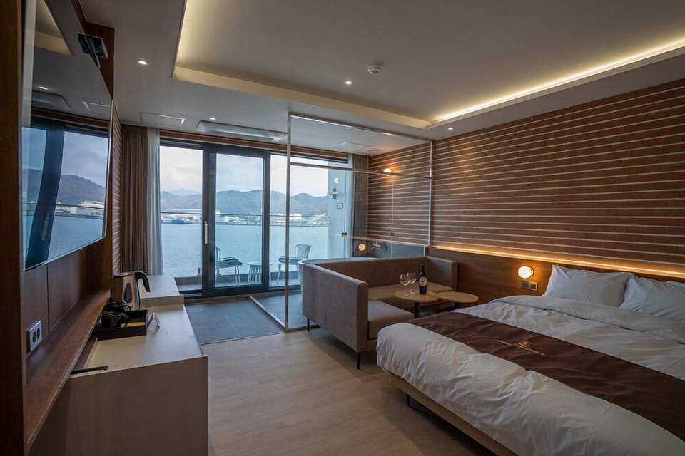 Corner Suite, Ocean View | Down comforters, WiFi (free)