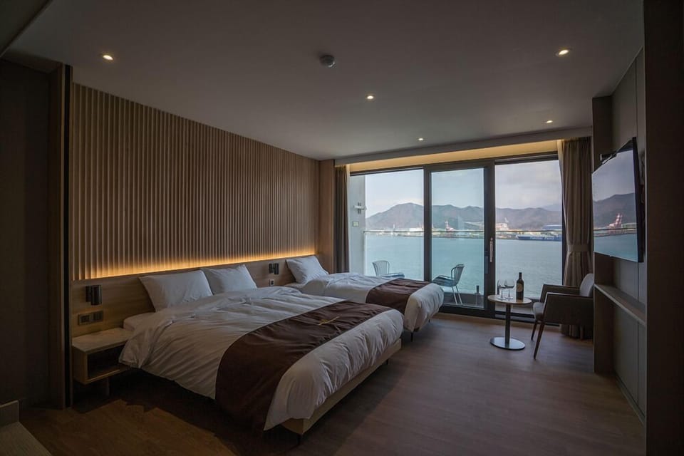 Deluxe Twin Room, Ocean View | Down comforters, WiFi (free)
