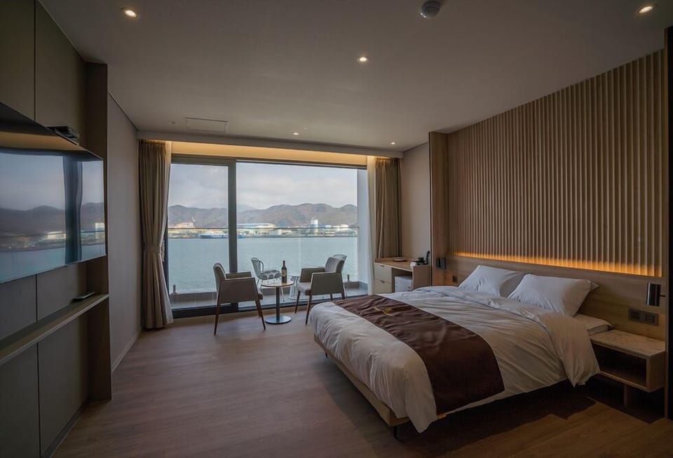 Deluxe Double Room, 1 Queen Bed, Ocean View (A) | Down comforters, WiFi (free)