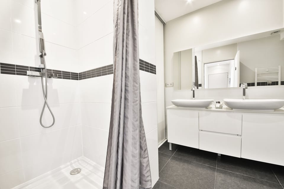 Family Suite (Macchiato- Artichaut) | Bathroom | Shower, towels