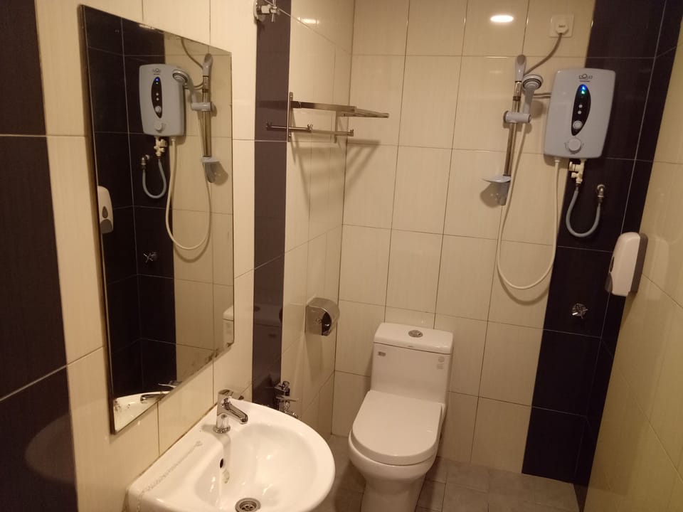 Standard Queen | Bathroom | Shower, free toiletries, hair dryer (on request), bidet