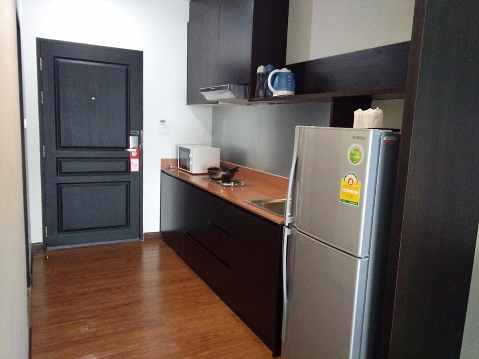 Fridge, microwave, stovetop, coffee/tea maker