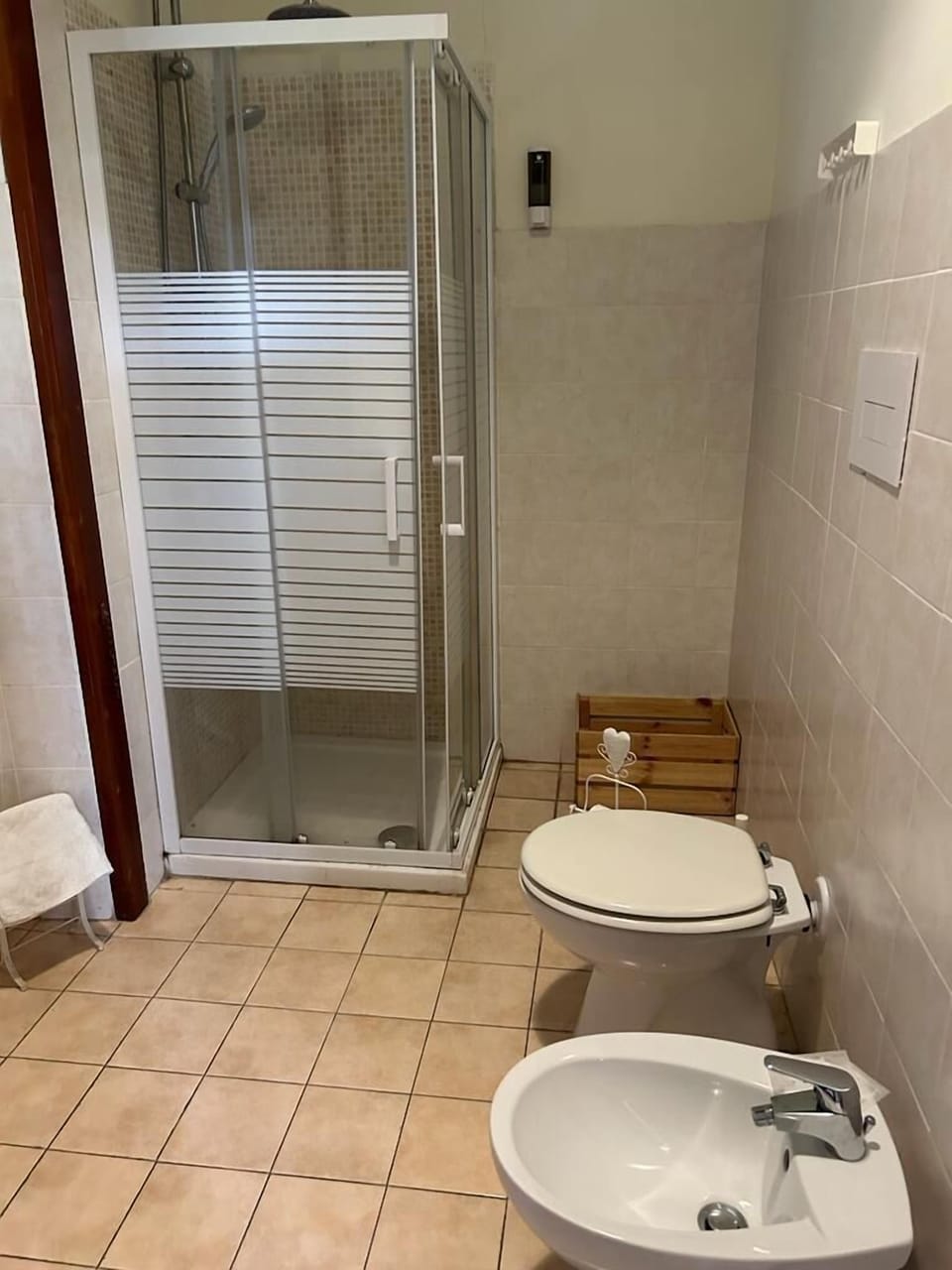 Double Room | Bathroom | Shower, rainfall showerhead, free toiletries, hair dryer