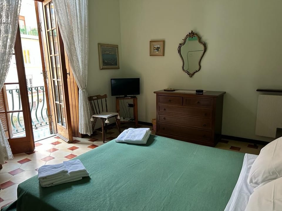 Junior Suite, 2 Bedrooms, Non Smoking, Garden Area | Minibar, soundproofing, free WiFi, bed sheets