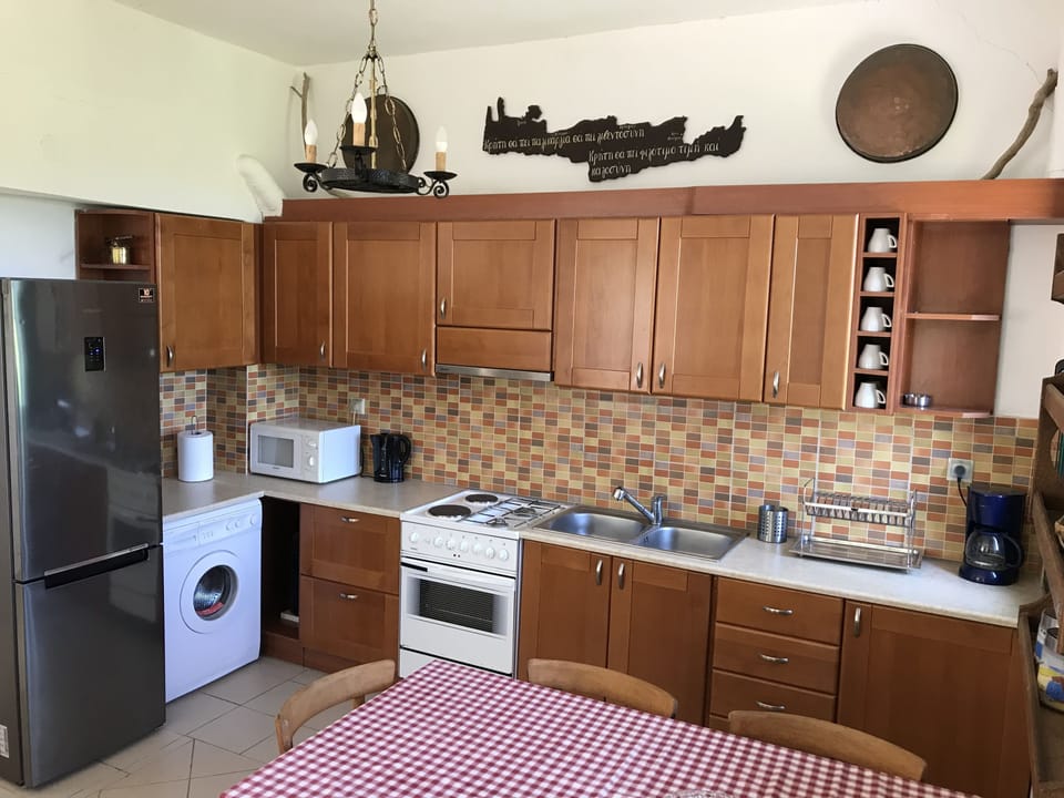 Traditional House, 2 Bedrooms, Mountain View, Courtyard Area | Private kitchen | Full-size fridge, microwave, oven, stovetop