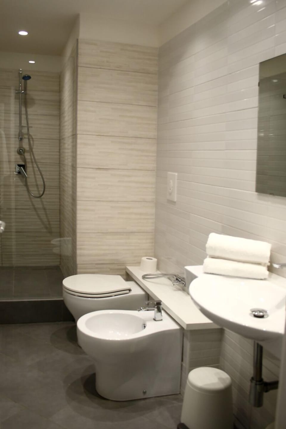 Quadruple Room (Cielo) | Bathroom | Shower, rainfall showerhead, free toiletries, hair dryer