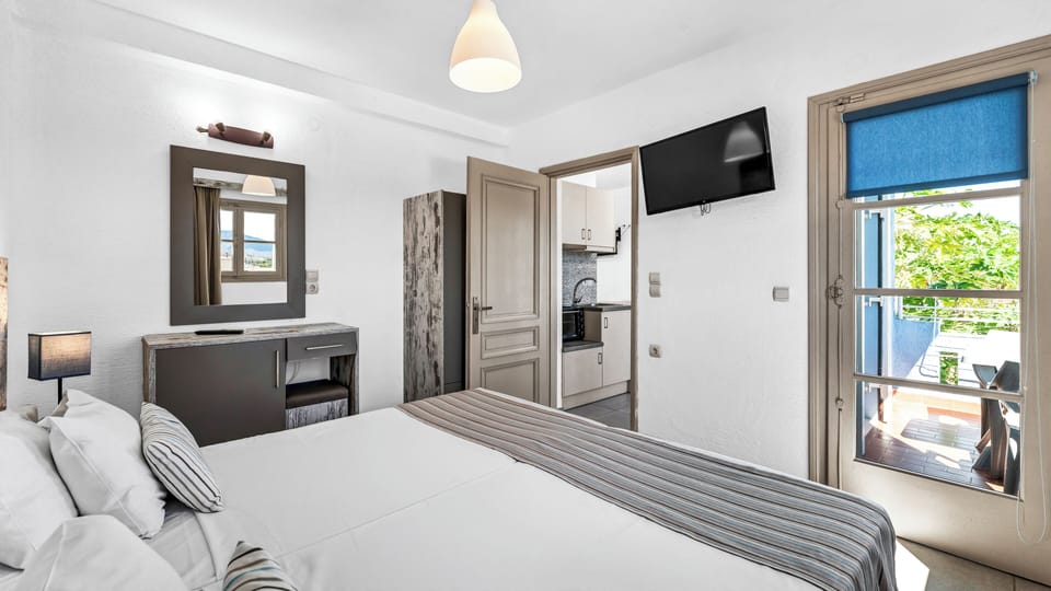 1 bedroom, desk, iron/ironing board, cribs/infant beds