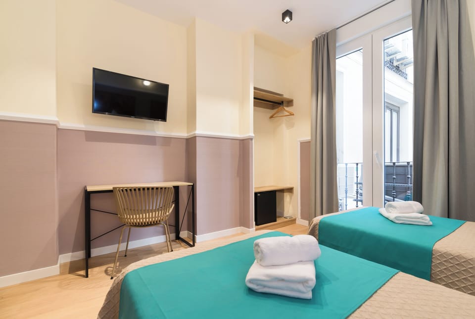 Superior Twin Room, 1 Bedroom | Desk, blackout drapes, soundproofing, iron/ironing board