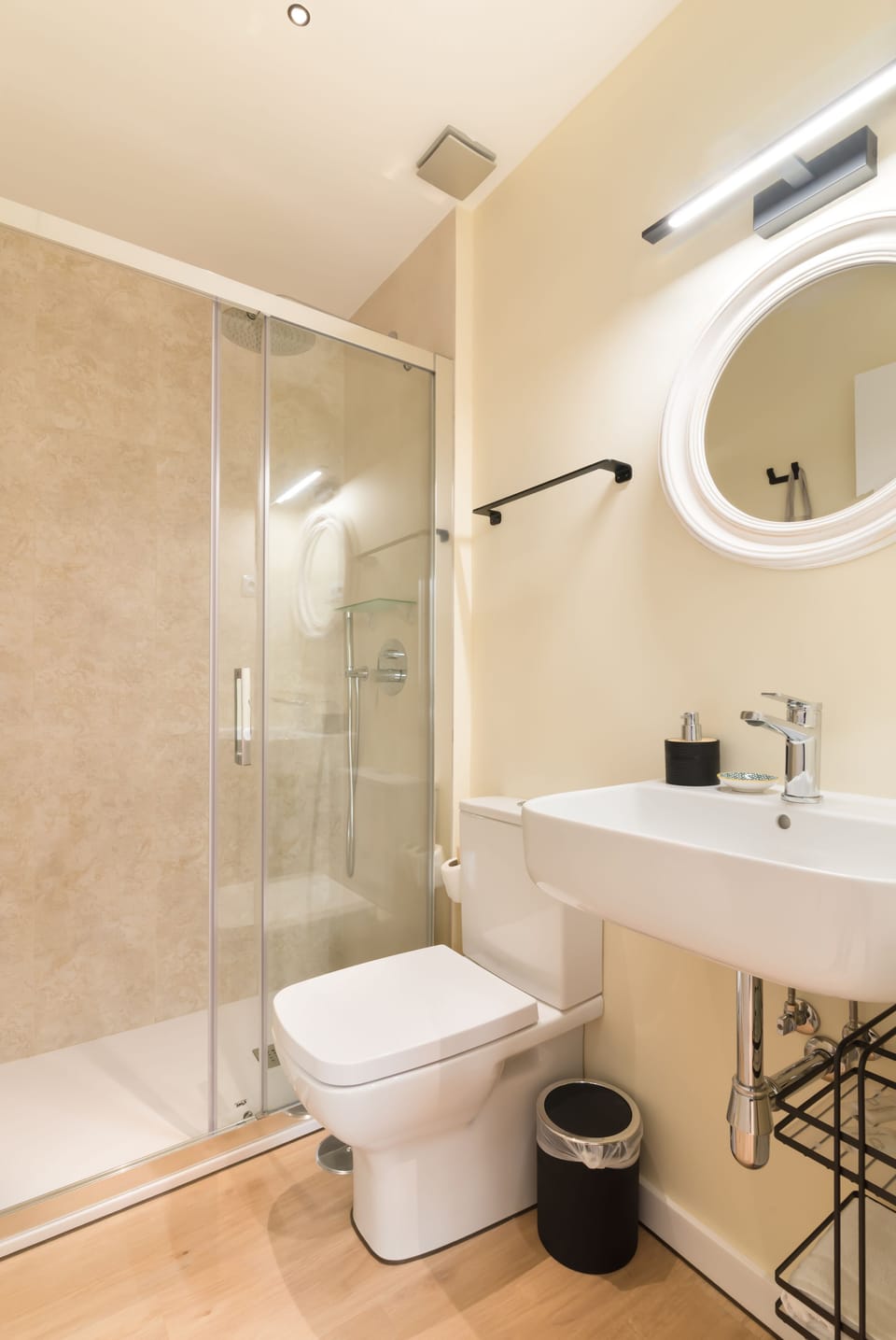 Economy Double Room | Bathroom | Shower, rainfall showerhead, free toiletries, hair dryer
