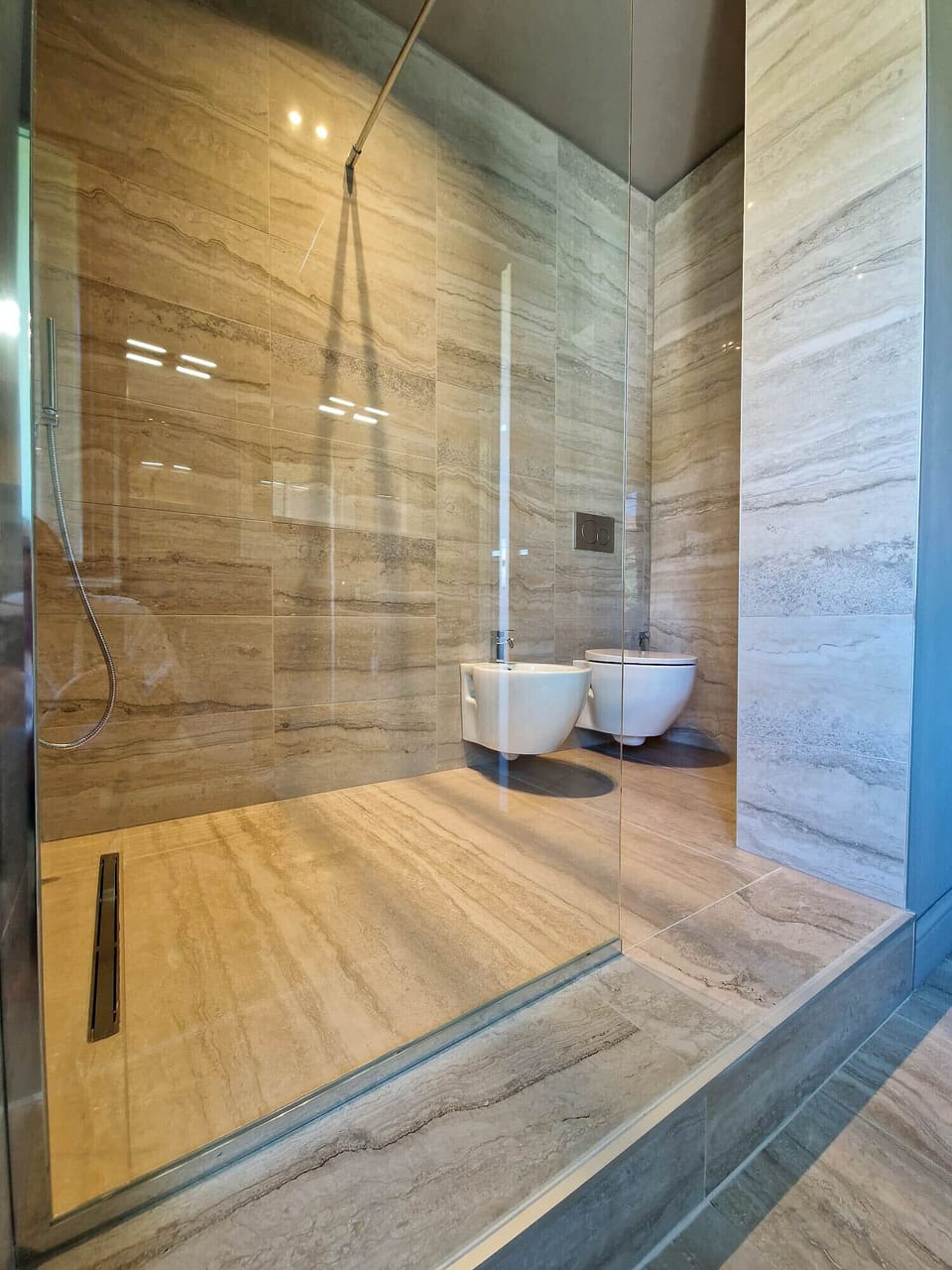 Deluxe Suite, Ensuite | Bathroom | Shower, hair dryer, towels, soap