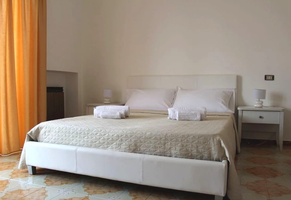Double or Twin Room, Shared Bathroom (Mirto) | 1 bedroom, premium bedding, minibar, desk