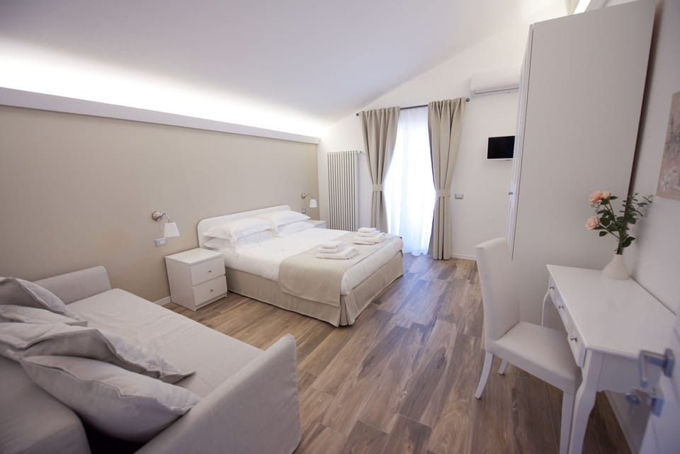 Comfort Double Room (NR 11) | Desk, free WiFi, bed sheets