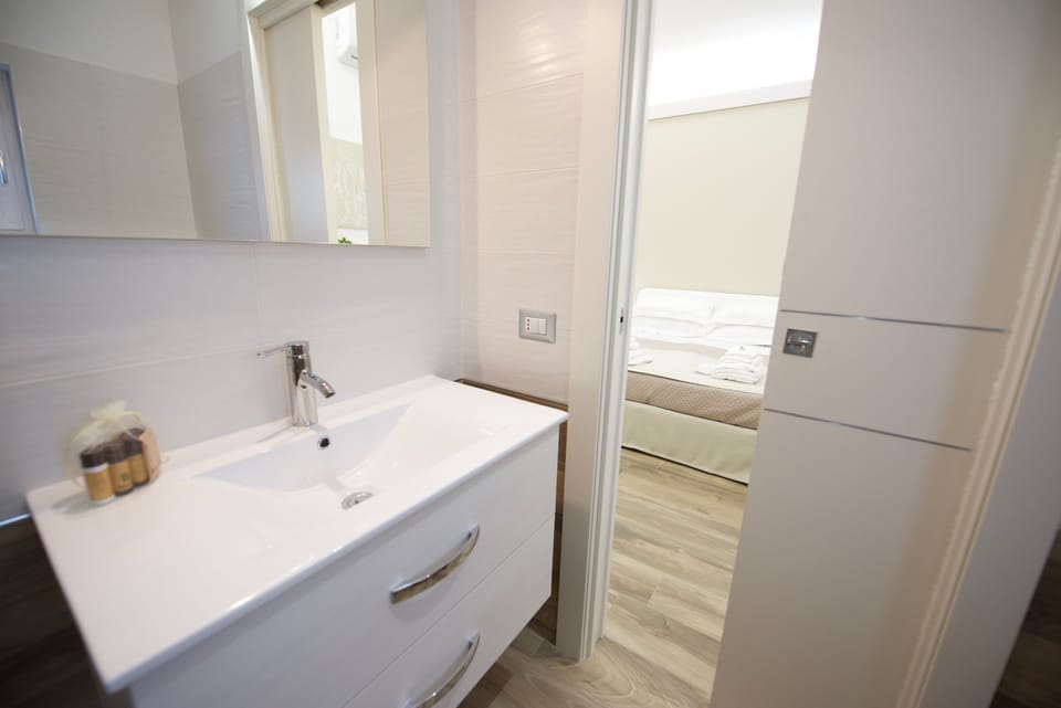 Deluxe Double Room (NR 19) | Bathroom sink