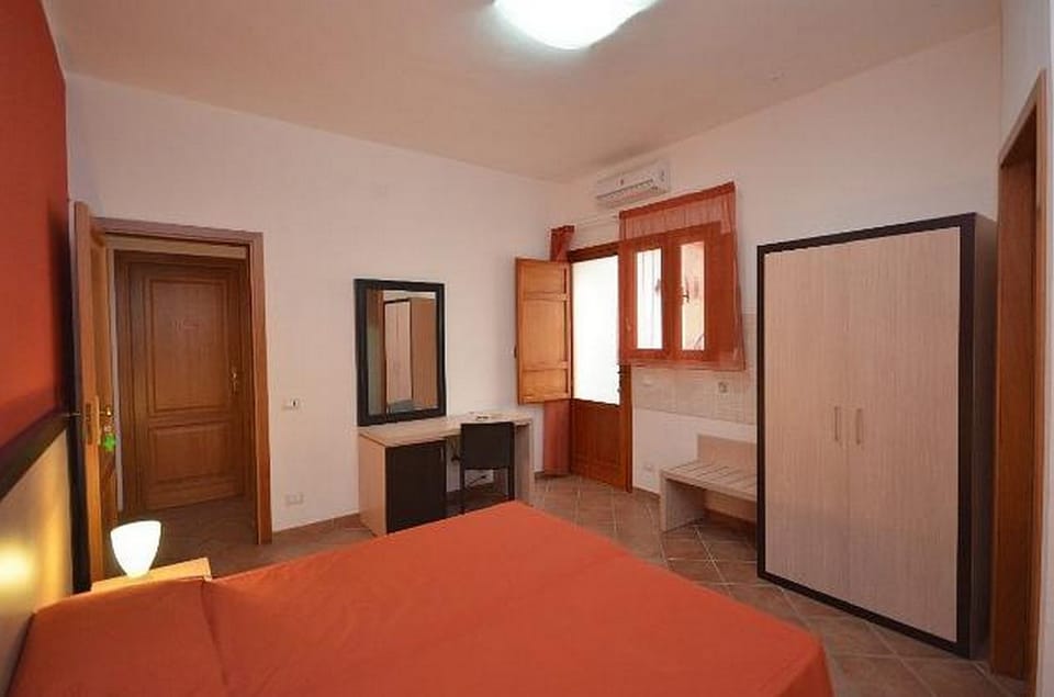 Double Room, Garden View | In-room safe, desk, WiFi (free), bed sheets