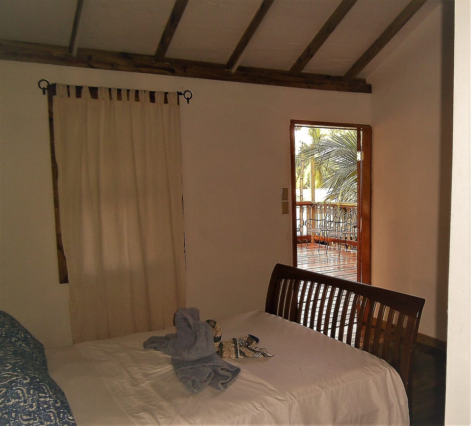 Comfort Double Room, Private Bathroom (Queen Room, Solar Hot Water) | Individually decorated, individually furnished, blackout drapes