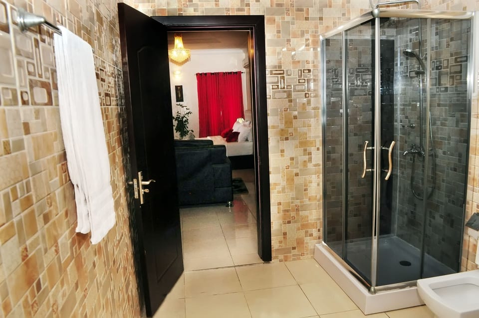 Executive Room | Bathroom | Free toiletries, towels