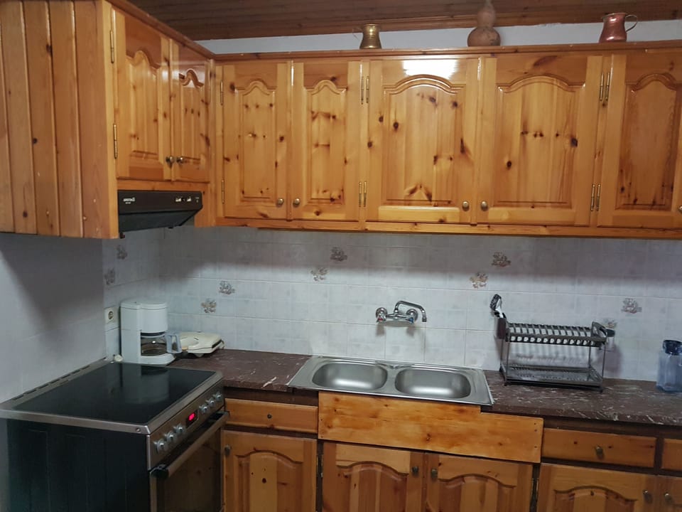Traditional House | Private kitchen | Fridge, oven, stovetop, coffee/tea maker