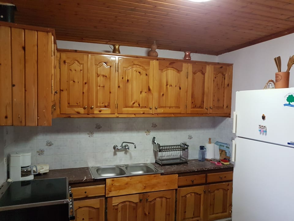 Traditional House | Private kitchen | Fridge, oven, stovetop, coffee/tea maker