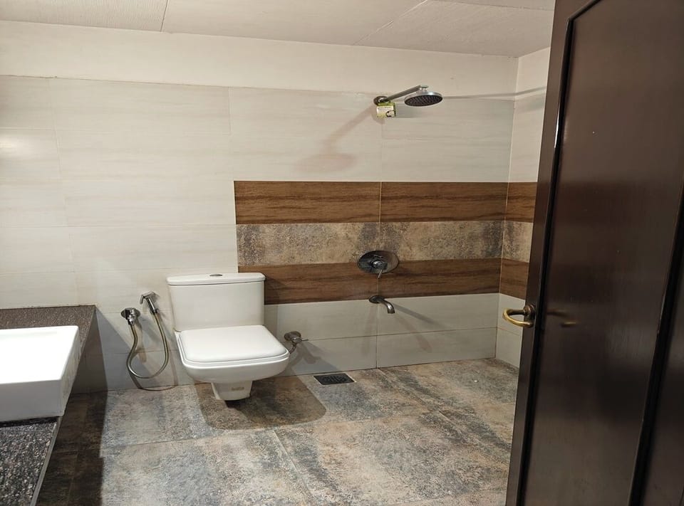Family Room | Bathroom | Shower