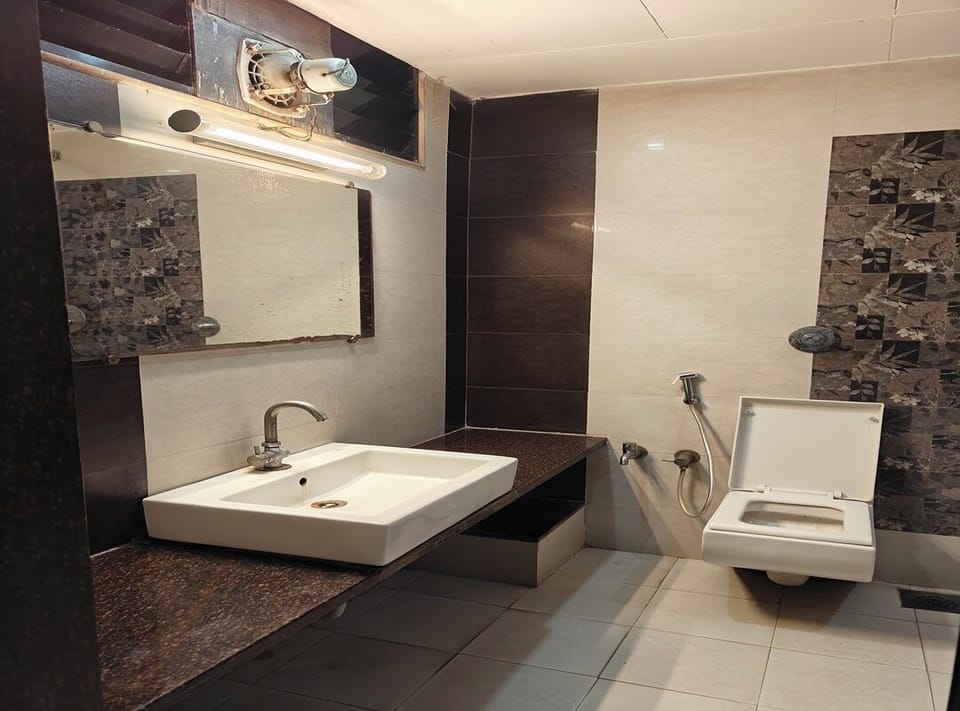A/C Super Deluxe Double Bed Room | Bathroom | Shower