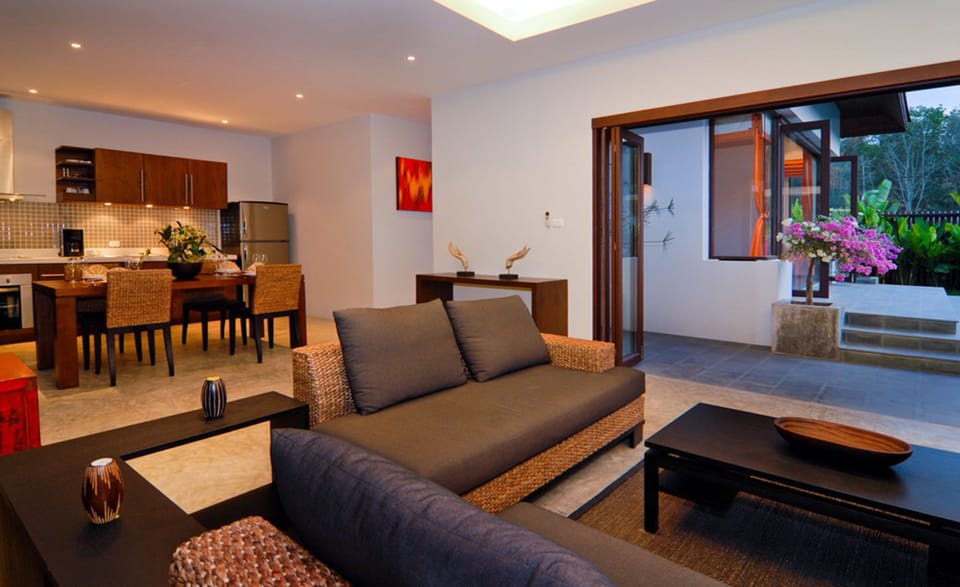 Villa | Living area | 42-inch flat-screen TV with cable channels, TV
