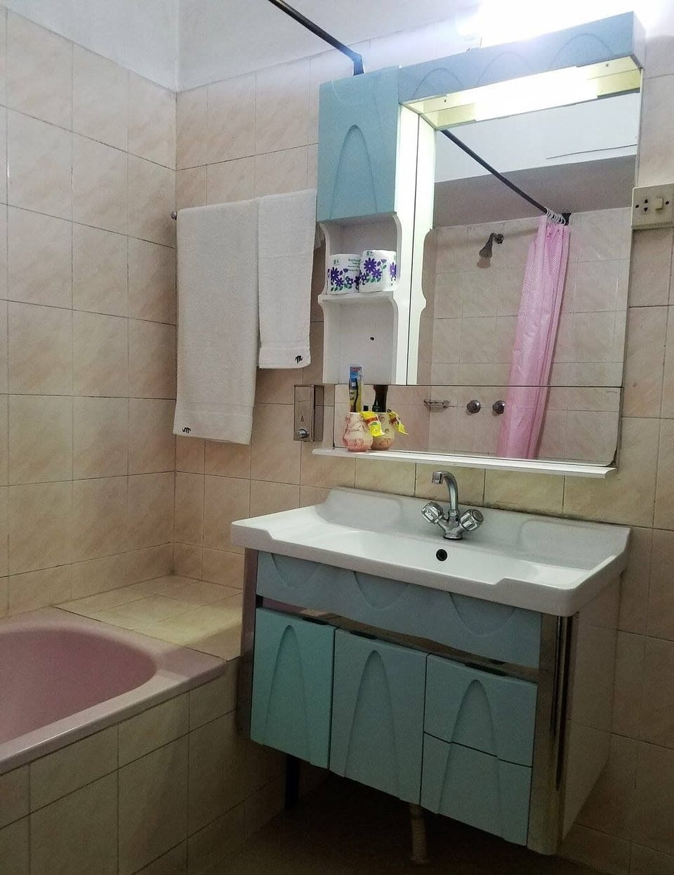 Combined shower/tub, jetted tub, free toiletries, bathrobes
