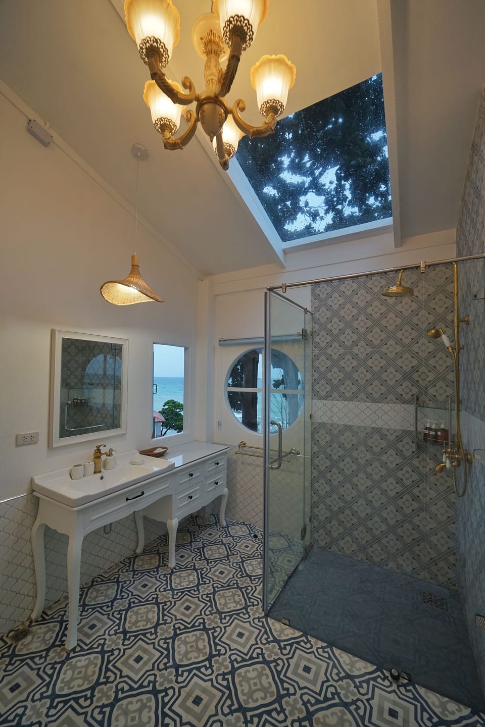 Luxury Villa | Bathroom | Free toiletries, hair dryer, bathrobes, towels