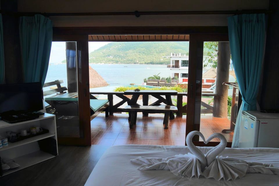 Superior Double Room with Sea View | Bathroom | Free toiletries, hair dryer, bathrobes, towels