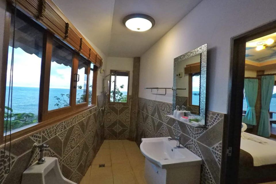 Deluxe Bungalow with Sea View | Bathroom | Free toiletries, hair dryer, bathrobes, towels
