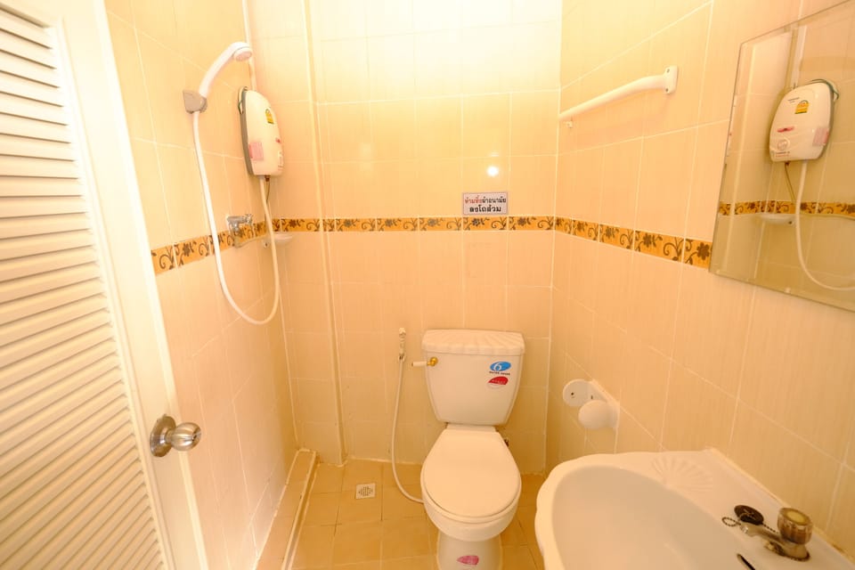 Shower, free toiletries, towels
