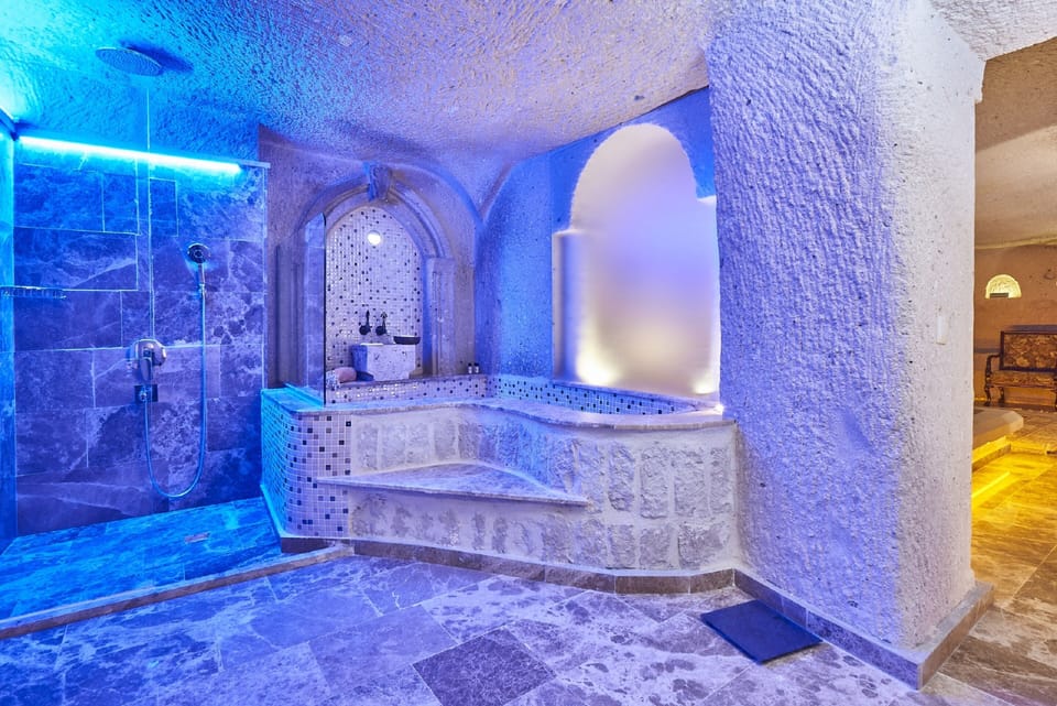 Superior Cave Room | Bathroom | Shower, rainfall showerhead, hair dryer, slippers