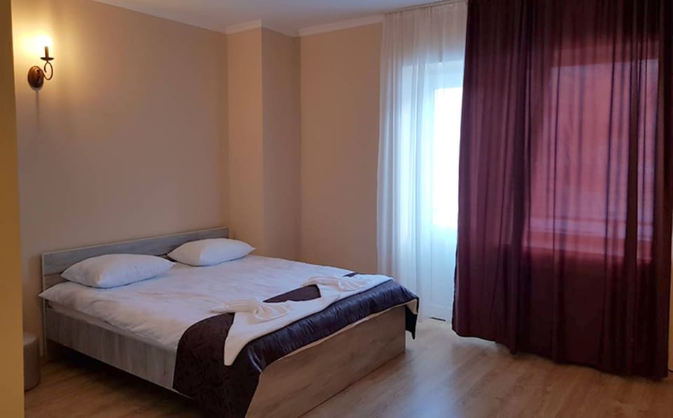 Standard Double Room, 1 Double or 2 Twin Beds | 1 bedroom, premium bedding, desk, bed sheets