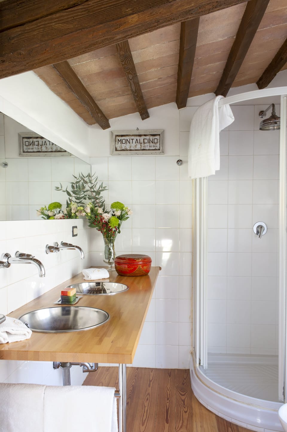 Deluxe Apartment | Bathroom | Shower, rainfall showerhead, free toiletries, hair dryer