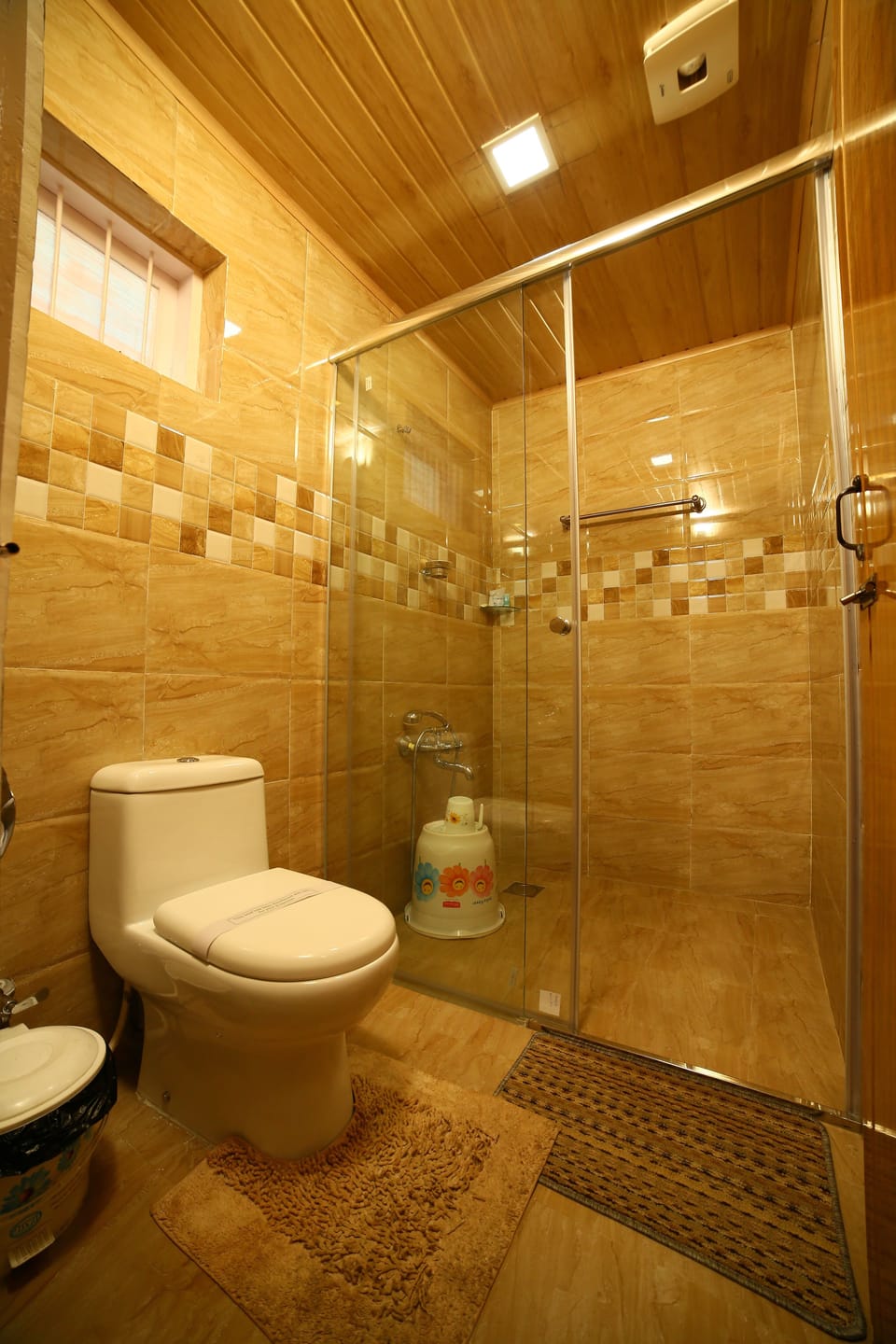 Shower, free toiletries