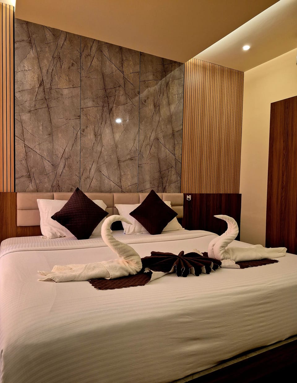 Deluxe Villa | In-room safe, desk, blackout drapes, rollaway beds